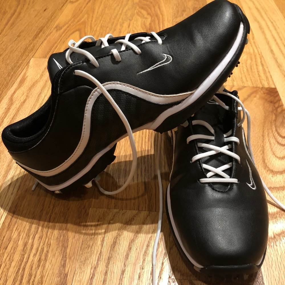 Nike black Traction at contact tennis shoes.